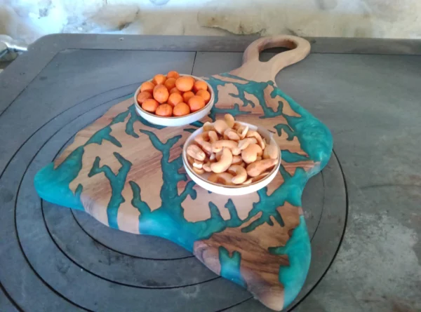 planche de presentation apero resine bleu et noyer